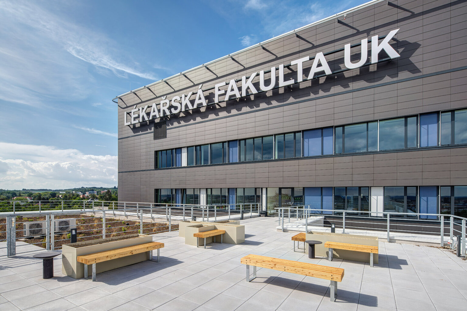 Terrasse an der Karlsuniversität in Pilsen, Tschechien. Internationales Medizinstudium auf Englisch in Human- und Zahnmedizin. Terrasse an der Karlsuniversität in Pilsen, Tschechien. Internationales Medizinstudium auf Englisch in Human- und Zahnmedizin.